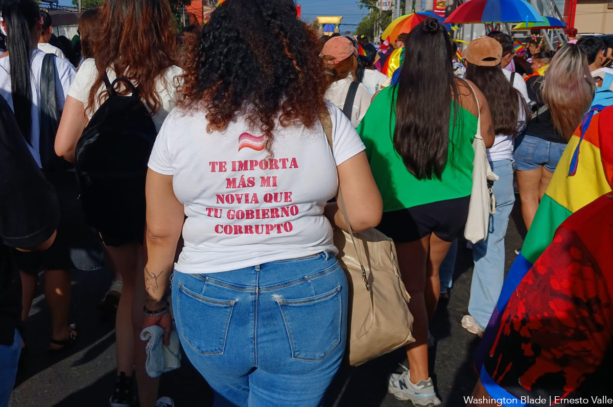 Centenares de personas participan en la Marcha del Orgullo en la capital salvadoreña